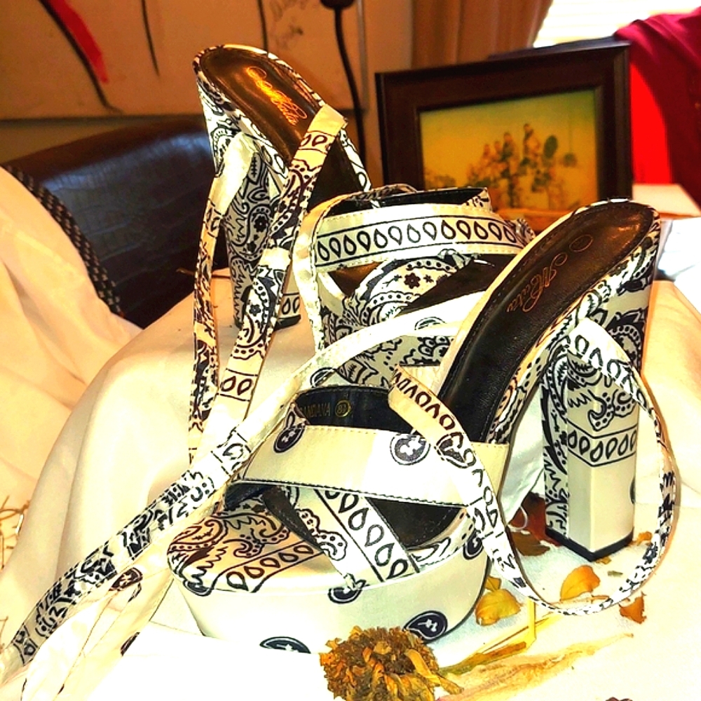 Mata Ladies Platform Black and White sandal